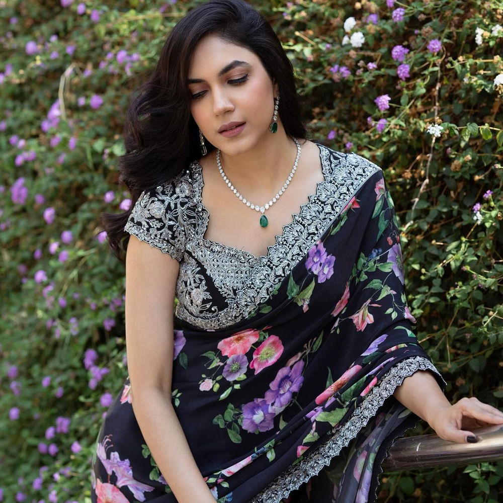 ప్రస్తుతం రీతూవర్మ బ్యూటీఫుల్ ఫోటోస్ నెట్టింట వైరలవుతుండగా.. నెటిజన్స్ క్రేజీ కామెంట్స్ చేస్తున్నారు. రీతూ వర్మ చివరిసారిగా శర్వానంద్ నటించిన ఒకే ఒక జీవితం సినిమాలో కనిపించింది. తెలుగులో ఈ హైదరాబాద్ అమ్మాయికి అంతగా అవకాశాలు మాత్రం రావడం లేదు.