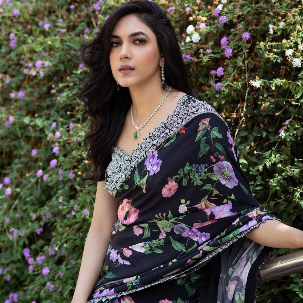 ఆ తర్వాత 2016లో పెళ్లి చూపులు సినిమా ద్వారా కథానాయికగా వెండితెరకు పరిచయమైంది. మొదటి సినిమాతోనే నటిగా ప్రశంసలు అందుకుంది రీతూ వర్మ. ఆ తర్వాత తెలుగులో కొన్ని ఆఫర్స్ మాత్రమే వచ్చాయి.