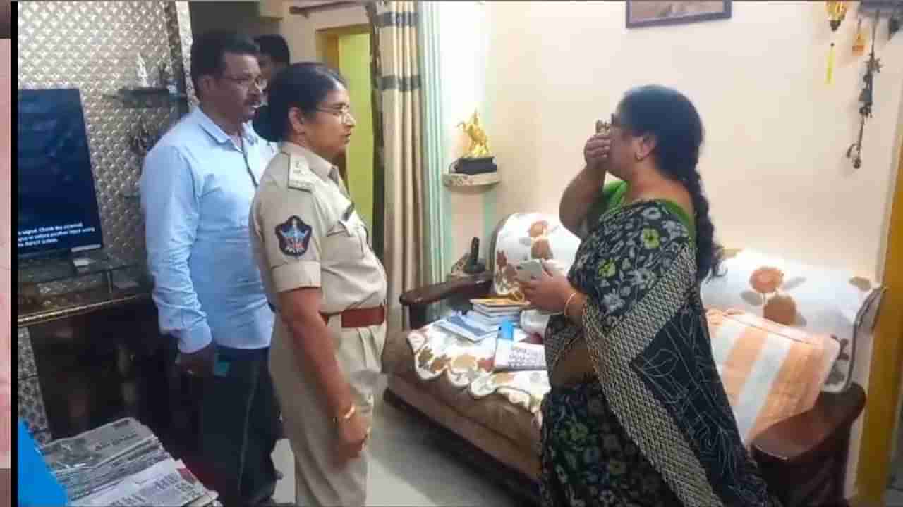 Robbery: మాజీ ఎమ్మెల్యే ఇంట్లోకి ఆగంతకుడు.. స్ప్రే చల్లి కత్తితో బెదిరింపు.. తీరా చూస్తే!