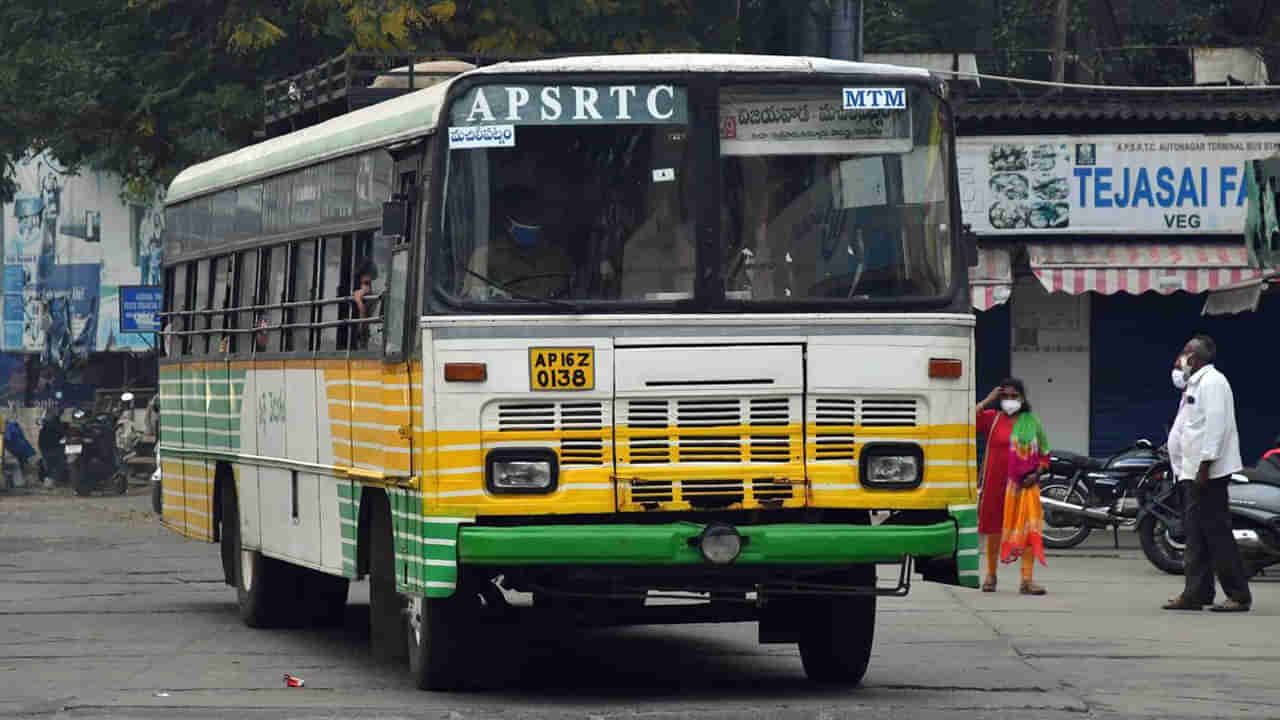 Vijayawada: RTC బస్సు ఆపిన పోలీసులు.. కంగారుగా ఇద్దరు పాసింజర్స్.. వారి బాగ్యులు చెక్ చేయగా..