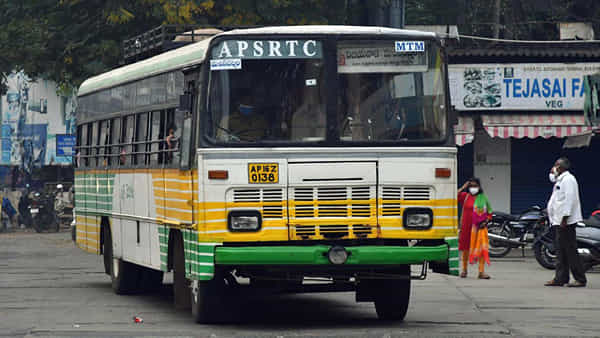Vijayawada: RTC బస్సు ఆపిన పోలీసులు.. కంగారుగా ఇద్దరు పాసింజర్స్.. వారి బాగ్యులు చెక్ చేయగా..