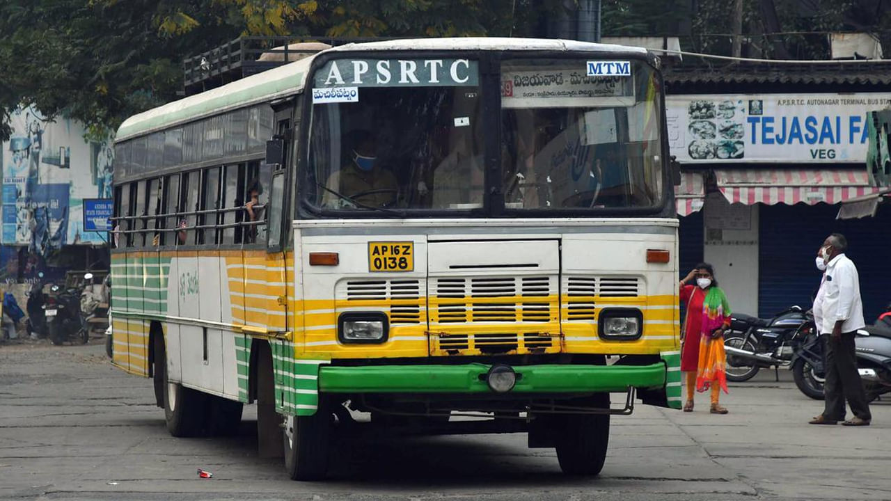 Vijayawada: RTC బస్సు ఆపిన పోలీసులు.. కంగారుగా ఇద్దరు పాసింజర్స్.. వారి బాగ్యులు చెక్ చేయగా..