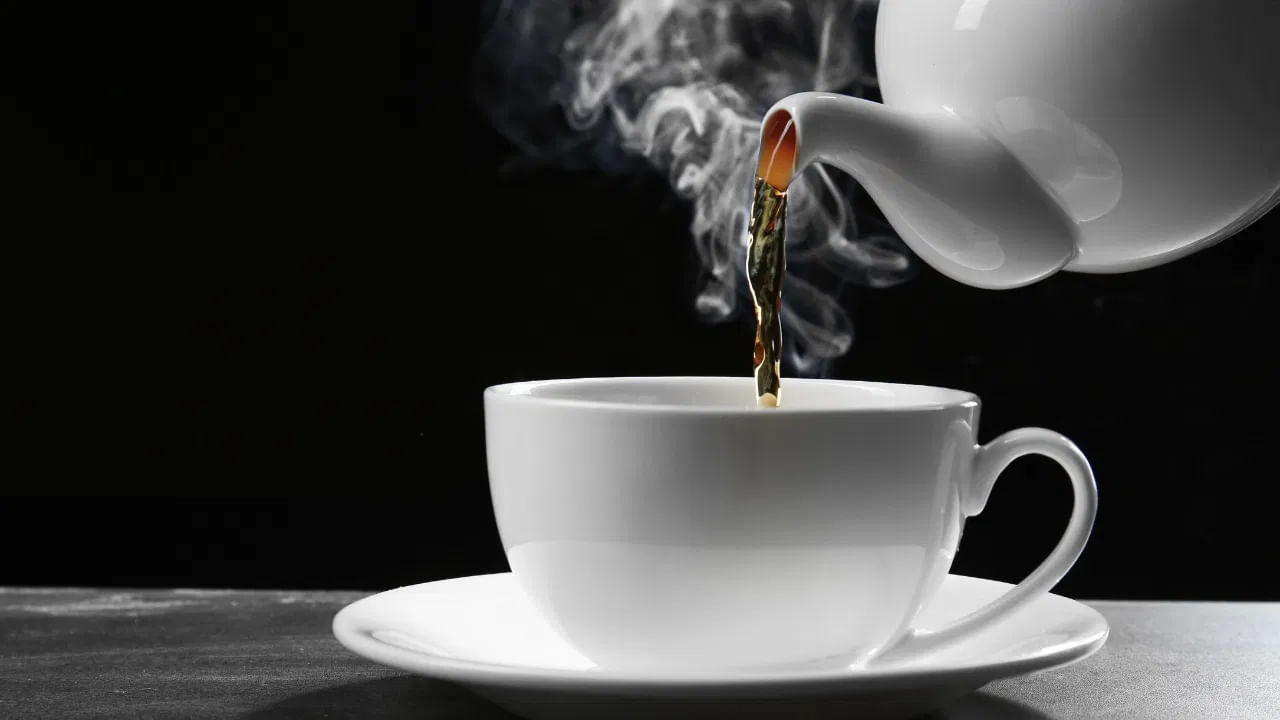 చాలా మందికి ఉదయం, సాయంత్రం టీ తాగందే పొద్దు పొడవదు. ఇక టీ తాగుతూ సమోసా, బిస్కట్ వంటి చిరుతిళ్లను ఆస్వాధించడం మనలో చాలా మందికి అలవాటే. అయితే టీతోపాటు కొన్ని ఆహారాలు మర్చిపోయి కూడా తినకూడదంటున్నారు ఆరోగ్య నిపుణులు. అవేంటో తెలుసుకుందాం..