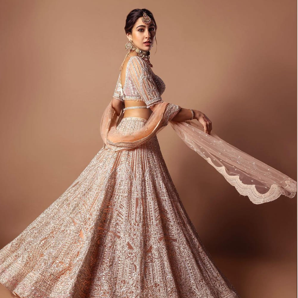 1942 నాటి క్విట్ ఇండియా ఉద్యమం నేపథ్యంలో సాగే ఈ ట్రైలర్ ఆద్యంత ఆకట్టుకుంటుంది. ఈ సినిమాలో భుగర్భ రేడియో స్టేషన్ నడుపుతున్న స్వాతంత్ర సమరయోధురాలు 22 ఏళ్ల ఉషారాణి పాత్రను పోషించింది సారా. ఉషా రాణి జీవితంలోని కష్టాలు.. పోరాటల గురించిన సినిమా ఇది అని ముందు నుంచి చెప్పుకొచ్చారు మేకర్స్.