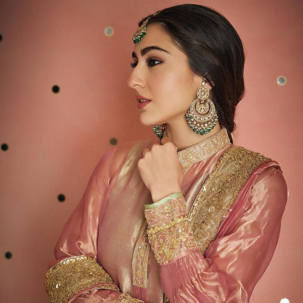 నిజమైన సంఘటన నుండి ప్రేరణ పొందిన ఏ వతన్ మేరే వతన్ ట్రైలర్ ఆద్యంతం ఆకట్టుకుంది. ఈ మూవీ మార్చిలోనే అమెజాన్ ప్రైమ్ వీడియోలో స్ట్రీమింగ్ కానుంది. ఇదిలా ఉంటే.. ఇటీవలే అనంత్ అంబానీ, రాధిక మర్చంట్ ప్రీ వెడ్డింగ్ సెలబ్రెషన్లలో పాల్గొంది సారా. అలాగే ఈ బ్యూటీ చేతిలో మరిన్ని ప్రాజెక్ట్స్ ఉన్నట్లు సమాచారం.