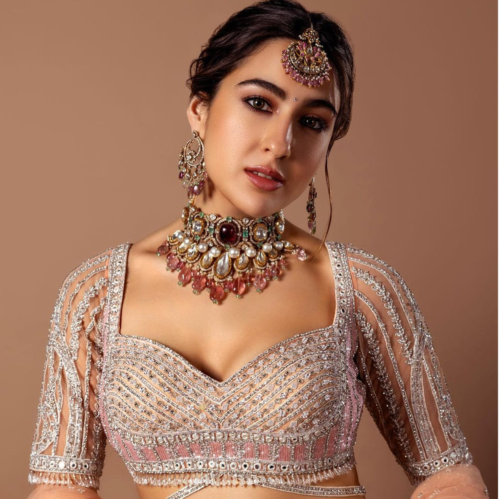 బ్రిటిన్ పాలనలో దేశవ్యాప్తంగా వార్తలను ప్రచారం చేసిన ధీర యువతి ఉషా రాణి నిజకథ. ఈ చిత్రాన్ని కరణ్ జోహార్, అపూర్ మెహతా సంయుక్తంగా నిర్మిస్తుండగా.. కన్నన్ అయ్యర్ దర్శకత్వం వహించారు. దేశభక్తి చిత్రంలో సారా నటించడం ఇదే మొదటిసారి. ఇందులో ఉషారాణి పాత్రలో అద్భుతమైన నటన కనబర్చింది సారా.