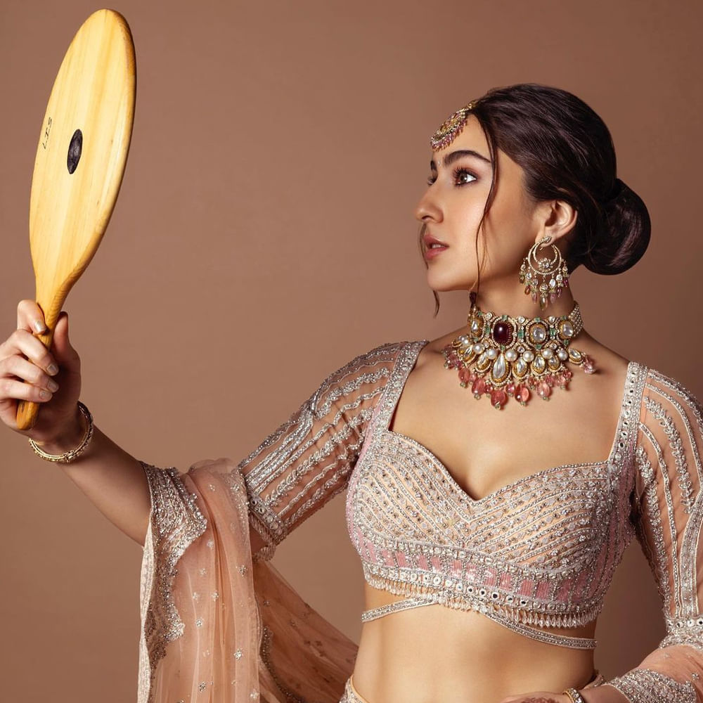 సరికొత్త దారిలో సైఫ్ కూతురు.. అద్భుత నటనతో కట్టిపడేస్తోన్న సారా అలీ ఖాన్..