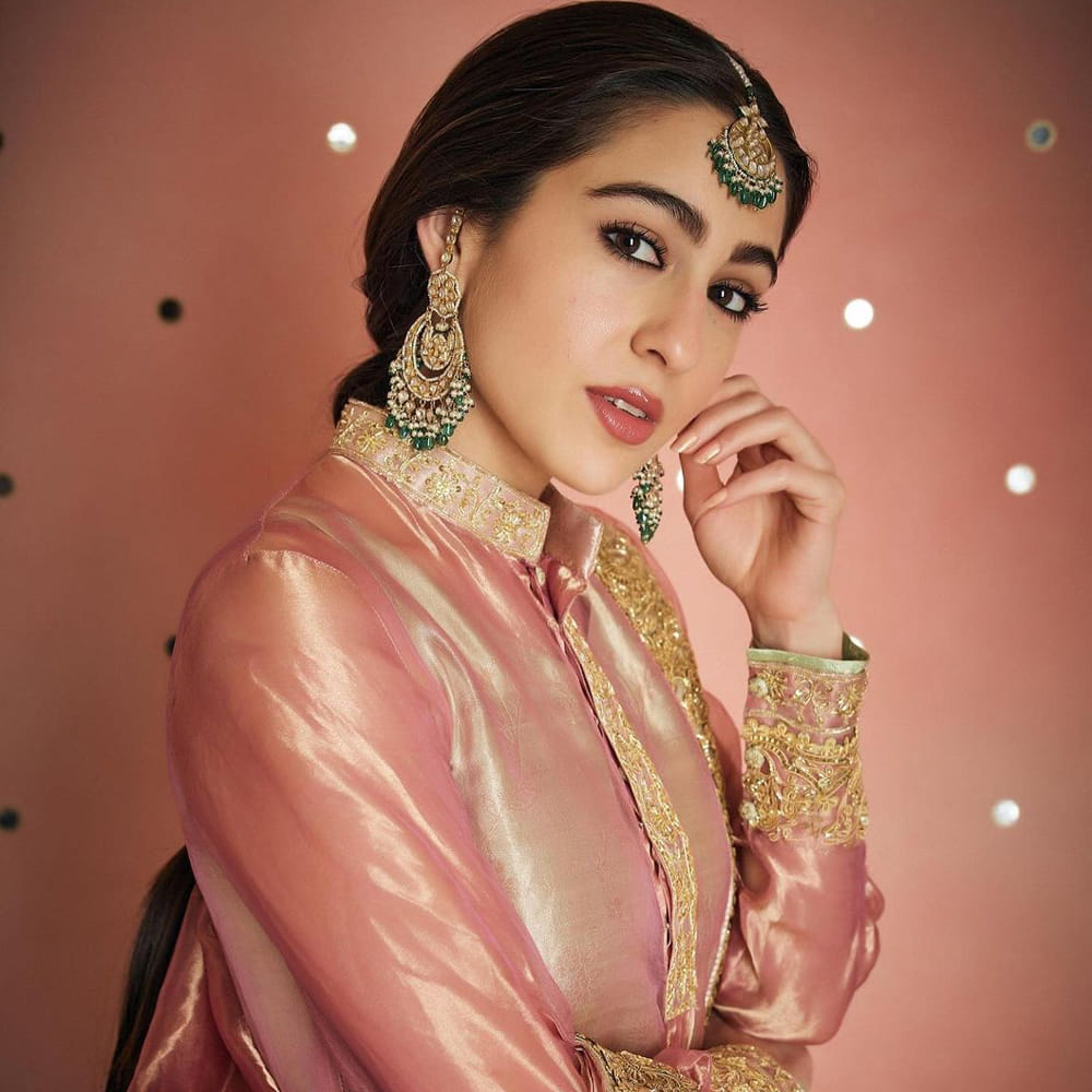 'మన చరిత్ర పుటల్లో వినిపించని ఓ హీరో స్వరాన్ని ప్రతిధ్వనించే ప్రయాణమిది'.. నేను నా దేశం కోసం ప్రాణం ఇస్తాను.. ఇది భారతదేశ స్వాతంత్ర్యం కోసం చేసే ఆఖరి యుద్ధం, ఈ రేడీయో దేశం గొంతుక అవుతుంది. మీరు ఇప్పుడు నన్ను చంపేయగలరు.. కానీ నేను జీవించి ఉన్నంత కాలం ఈ రేడియోను చావనినవ్వను అంటూ వచ్చిన డైలాగ్స్ గూస్ బంప్స్ తెప్పిస్తున్నాయి.