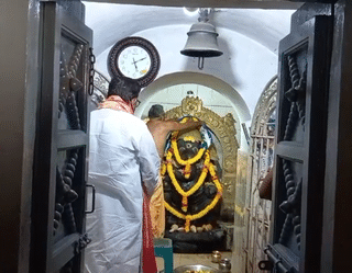 Andhra Pradesh: దేవుడి మెడలో పార్టీ కండువా… పూజారి అత్యుత్సాహంతో నివ్వెరపోయిన భక్తులు