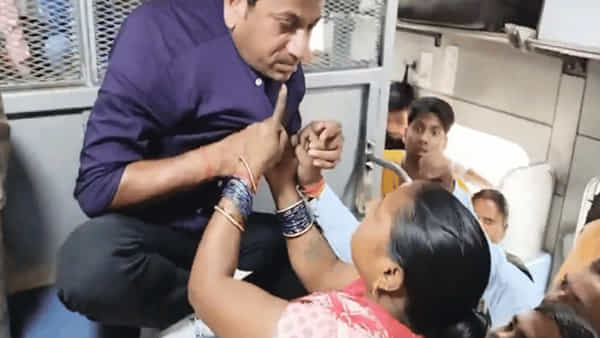 Viral Video: రైల్లో సీటు కోసం గొడవ.. వ్యక్తి కాలర్ పట్టుకొని రఫ్ఫాడించిన మహిళ! వీడియో వైరల్