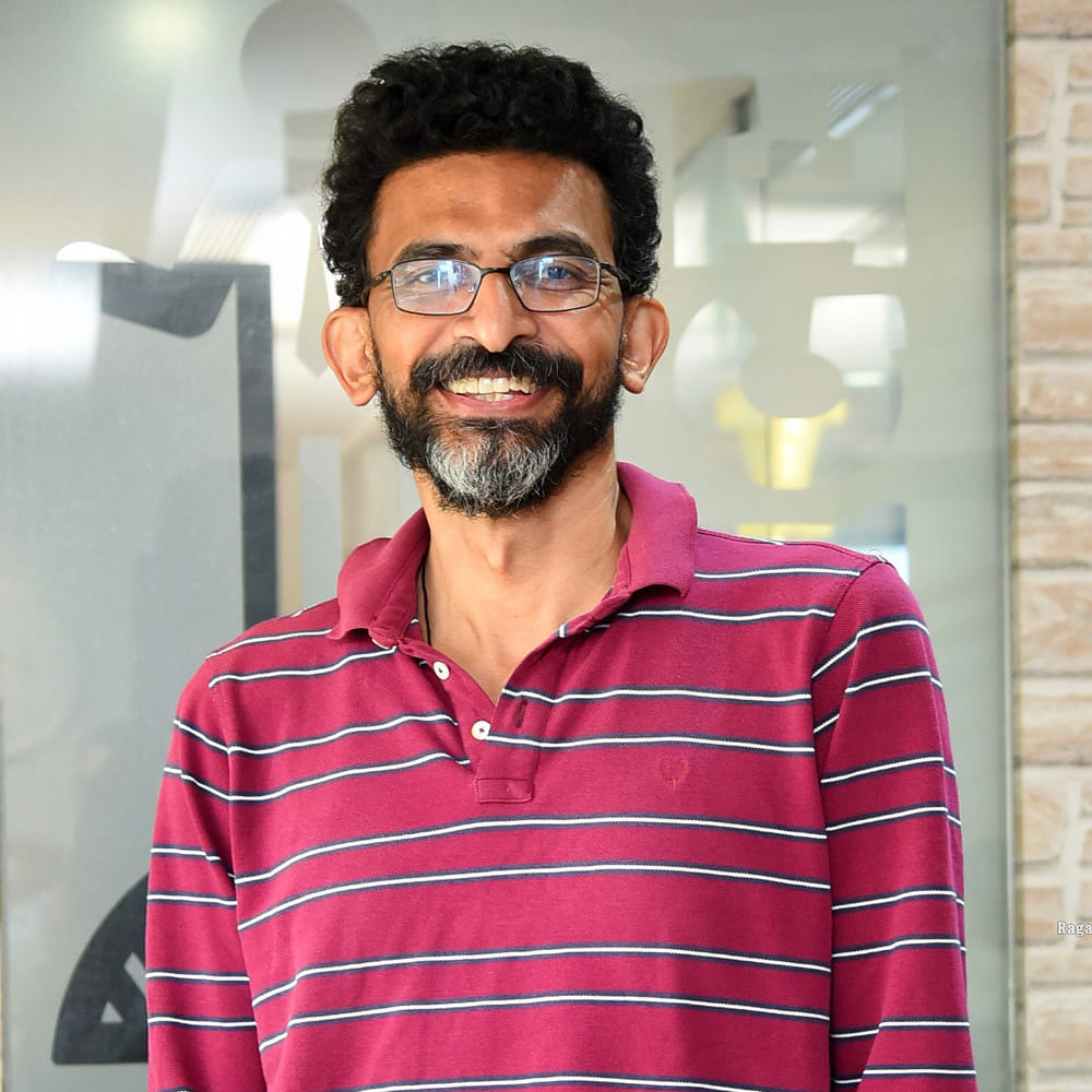 శేఖర్ కమ్ముల సినిమా అంటే మనకు ముందుగా ఇదిగో ఇలాంటి ప్రేమకథలే గుర్తుకొస్తుంటాయి. మంచి కాఫీ లాంటి సినిమా అంటూ ఇండస్ట్రీకి వచ్చిన ఈయన.. అప్పట్నుంచి తనదైన బ్రాండ్ క్రియేట్ చేసుకున్నారు. మధ్య మధ్యలో లీడర్, అనామిక అంటూ ప్రయోగాలు చేసినా.. శేఖర్ కమ్ముల బలం మాత్రం క్లాస్ సినిమాలే. 