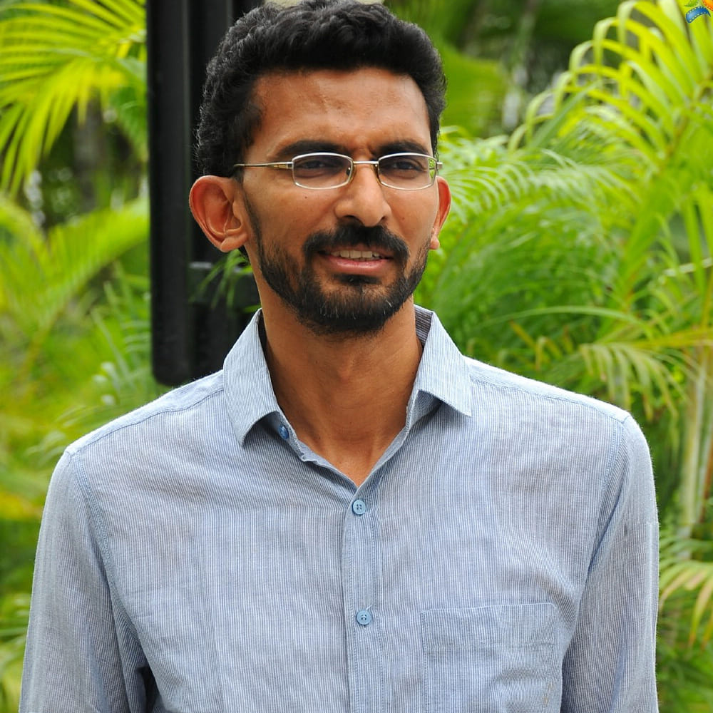 
కానీ ఇప్పుడు ధనుష్ కోసం తన సేఫ్ జోన్ దాటేస్తున్నారీయన. ధనుష్ లాంటి హీరో డేట్స్ ఇచ్చినపుడు.. ఎలాంటి దర్శకుడైనా ఆయన్ని ఫుల్లుగా వాడేయాలని ఫిక్సైపోతారు. శేఖర్ కమ్ముల కూడా దీనికి మినహాయింపేమీ కాదు. తాజాగా విడుదలైన కుబేరా ఫస్ట్ లుక్ చూస్తుంటే ఈ విషయం అర్థమైపోతుంది. 