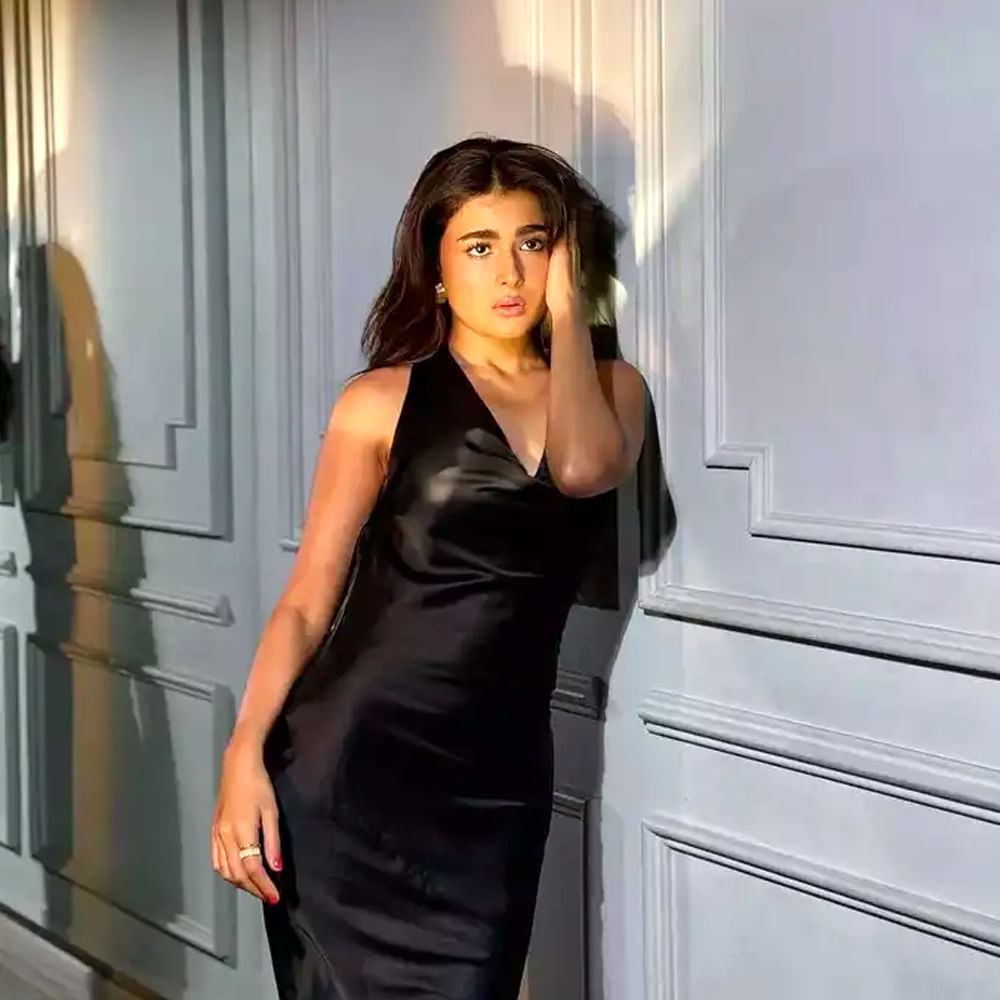 సోషల్ మీడియాను షేక్ చేసేలా ఫోటోలు షేర్ చేస్తుంది షాలిని. తన గ్లామర్ తో గాలులు వేస్తోంది. అందాలు ఆరబోస్తున్నా కూడా ఈ అమ్మడికి అవకాశాలు మాత్రం రావడం లేదు. కానీ సోషల్  మీడియాలో ఫాలోవర్స్ మాత్రం భయంకరంగా పెంచుకుంది. 