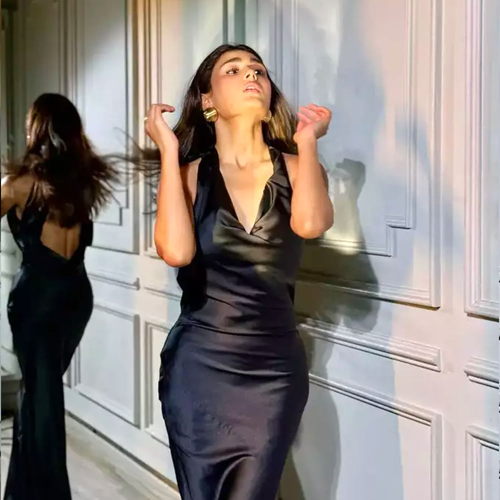 అర్జున్ రెడ్డి సినిమాలో ఇనో సేంట్ అమ్మాయిగా నటించి మెప్పించిన షాలిని పాండేకు మంచి పేరు వచ్చింది. కానీ అవకాశాలు మాత్రం అంతగా రాలేదు. కొన్ని సినిమాల్లో నటించినప్పటికీ అవి సక్సెస్ కాలేదు. దాంతో ఈ అమ్మడు బాలీవుడ్ కు చెక్కేసింది. 