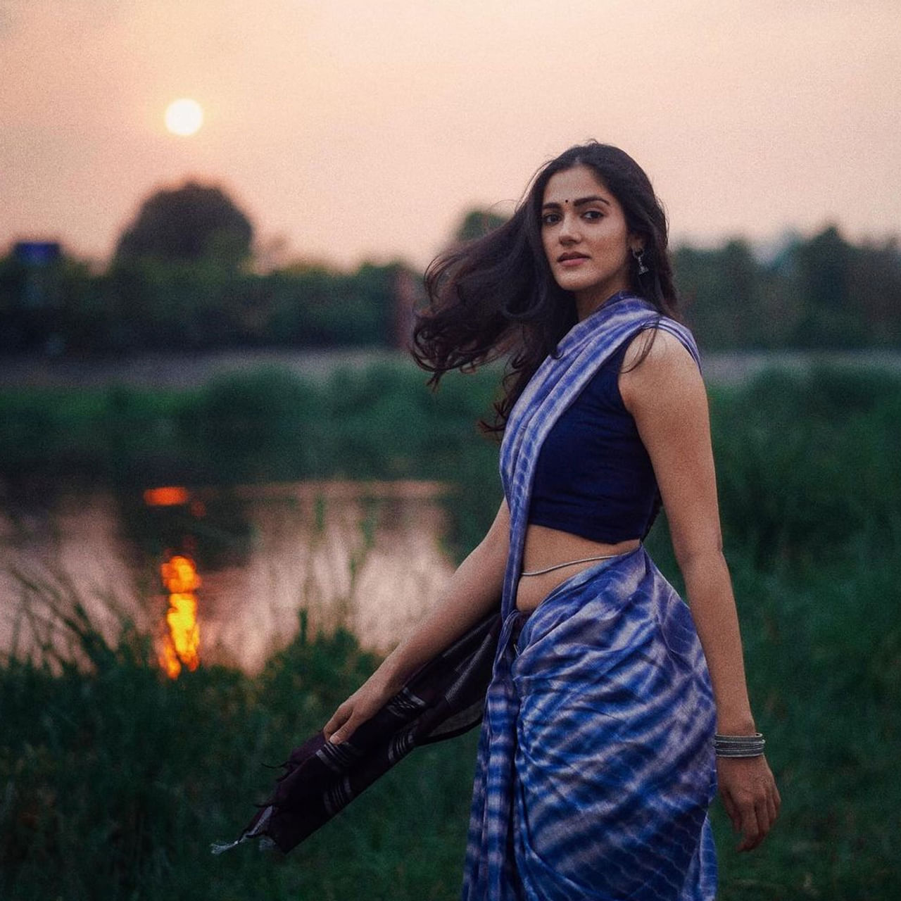 సోషల్ మీడియాలో నిత్యం యాక్టివ్ గా ఉంటూ వరుస ఫోటోషూట్లతో కుర్రకారు మతిపోగొట్టేస్తుంది హీరోయిన్ సిమ్రాన్ చౌదరి. ట్రెడిషనల్ లుక్ అయినా..స్టైలీష్ ట్రెండీ గ్లామర్ లుక్స్ ఈ బ్యూటీని చూస్తే పడిపోవాల్సిందే.