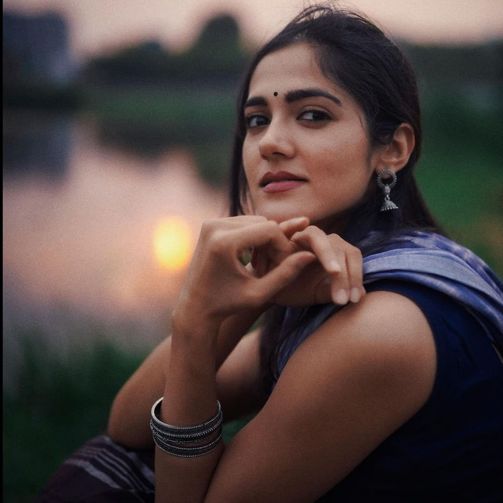 అందం, అభినయం ఎంత ఉన్నా ఈ ముద్దుగుమ్మకు అవకాశాలు మాత్రం రావడం లేదు. తెలుగులో ఈ బ్యూటీకి సరైన గుర్తింపు రాలేదు. ఇప్పుడు చీరలో అందాలు ఆరబోస్తూ షేర్ చేసిన ఫోటోస్ నెట్టింట చక్కర్లు కొడుతున్నాయి.