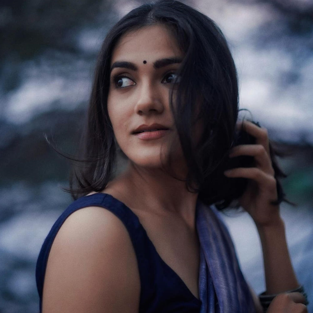 తాజాగా తన ఇన్ స్టాలో సిమ్రాన్ షేర్ చేసిన సిత్రాలు నెట్టింట వైరలవుతున్నాయి. చీరకట్టులో సింపుల్ లుక్ తో ఆకట్టుకుంటుంది ఈ అందాల తార. మోడల్ గా కెరీర్ స్టార్ట్ చేసిన ఈ హైదరాబాద్ అమ్మాయి ఆ తర్వాత నెమ్మదిగా సినిమాల్లోకి అడుగుపెట్టింది.