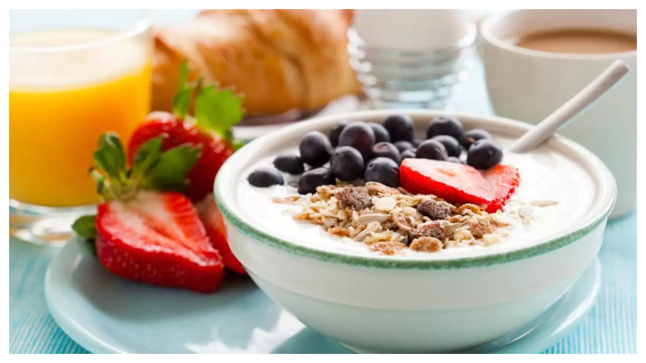 ఉదయం నానబెట్టిన వాల్నట్స్ తీసుకుంటే చాలా మంచిది. ఇందులో ఎండు ఓమేగా 3 ఫ్యాటీ యాసిడ్స్.. చర్మంపై మంటను తగ్గించి, హైడ్రేట్‌గా చేస్తుంది. అలాగే వృద్ధాప్యం, సూర్య రశ్మి నుండి చర్మాన్ని రక్షించడంలో సహాయ పడుతుంది.
