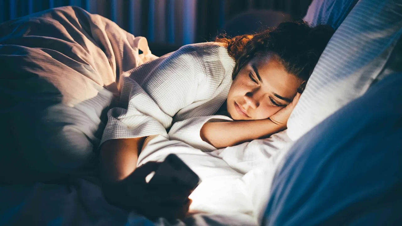 నేటి జీవనశైలి, ఆహార అలవాట్ల కారణంగా చాలా మందికి కంటి నిండా నిద్ర కరువైపోతుంది. రాత్రిళ్లు నిద్రరాక తెల్లవారుజాము వరకు రాత్రంతా మేల్కొనే ఉంటున్నారు. దీంతో ఉదయాన్నే నీరసంగా నిద్ర మత్తు కళ్లతో ఉదయం ఆఫీసులకు వెళ్తుంటారు. మీ నిద్ర సమస్యలను దూరం చేసుకోవాలంటే రోజుకో అరటి పండు తినాలని అంటున్నారు ఆరోగ్య నిపుణులు.