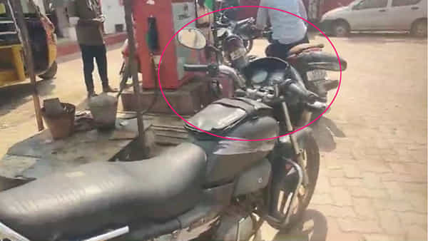 Srikakulam: పెట్రోల్ కొట్టించేందుకు బైక్తో బంక్కు... ధూమ్ నుంచి శబ్ధాలు.. ఏంటా అని చూడగా