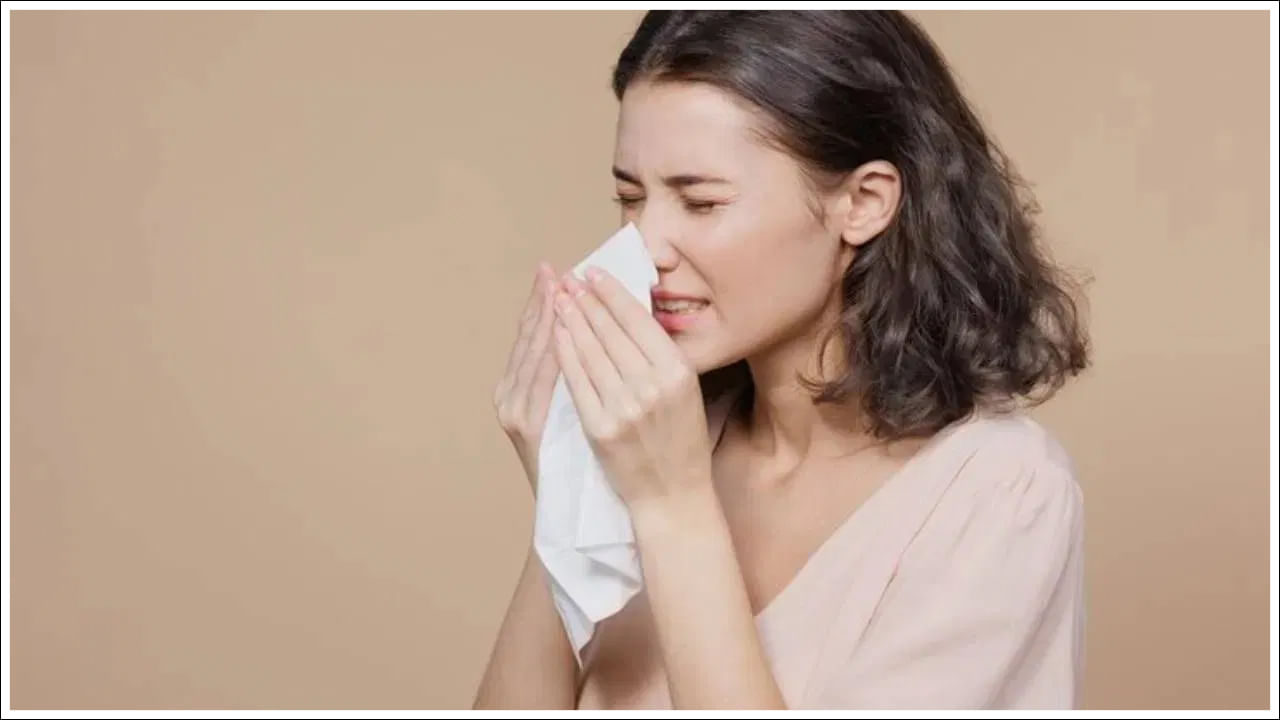 అలెర్జీలు కాకుండా, తుమ్ములు నాసికా చికాకు, దుమ్ము, ఫ్లూ, నాసికా రద్దీ, ముక్కు పొడిబారడం, జలుబు, వైరస్లు మొదలైన అనేక ఇతర కారణాలను కలిగి ఉంటాయి. తుమ్ములు బయటకు వెళ్లకుండా ఇంట్లోనే కొనసాగితే, మీ ఇంటిని శుభ్రంగా ఉంచుకోవడం చాలా ముఖ్యమైన విషయం. లేకపోతే, ఇంట్లో ఉన్న వారికి కూడా అలెర్జీకి అవకాశం పెరుగుతుంది.