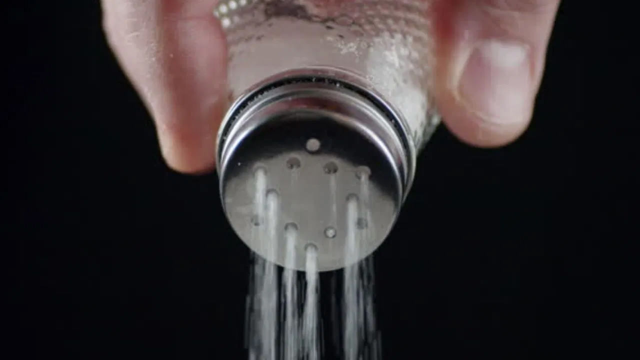 సాధారణంగా 60 ఏళ్లు వచ్చిన తర్వాత శరీరంలో సోడియం లోపం మొదలవుతుంది. అందుకే 55 ఏళ్లు వచ్చిన తర్వాత జాగ్రత్తగా ఉండాలని వైద్యులు సూచిస్తున్నారు. సోడియం లక్షణాలు గుర్తిస్తే.. ముందస్తు హెచ్చరిక తీసుకోవడానికి అవకాశం ఉంటుంది. తక్కువ సోడియం స్థాయిల లక్షణాలు ఉన్నవారిలో నిరంతర తలనొప్పి, అలసట, ఆందోళన, వాంతులు, కండరాల తిమ్మిరి, మతిమరుపు వంటి లక్షణాలు కనిపిస్తాయి. సోడియం లోపాన్ని ప్రాథమిక దశలోనే గుర్తించినట్లయితే, కొన్ని సాధారణ ఆహారాలతో లోపాన్ని సరిదిద్దవచ్చు.