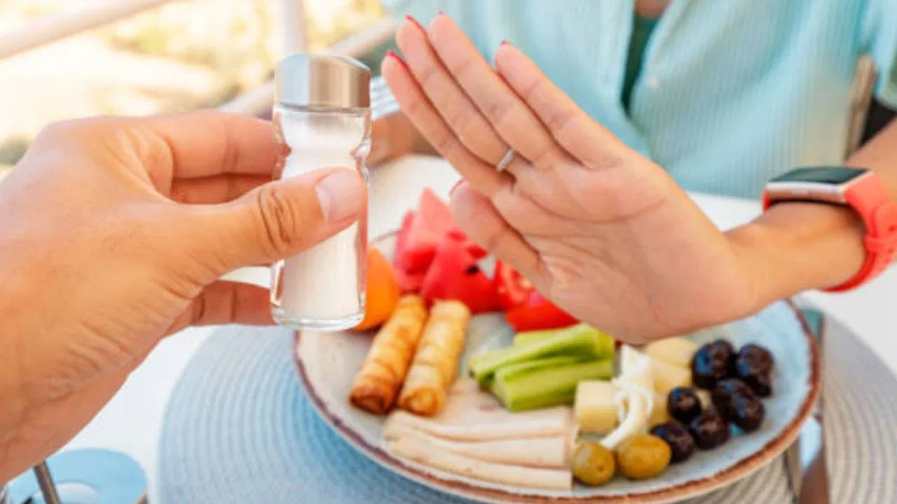 రకరకాల కూరగాయలు తినడం వల్ల శరీరంలో సోడియం లోపం చాలా వరకు తగ్గుతుంది. కాబట్టి మీరు ప్రతిరోజూ వెజిటబుల్ సూప్ లేదా తాజా కూరగాయల సలాడ్లను తినాలి. శరీరంలో తక్కువ సోడియం స్థాయిలు తీవ్రమైన నష్టాన్ని కలిగిస్తాయి. అలాగే అధిక సోడియం స్థాయిలు కూడా ప్రమాదకరమే. WHO ప్రకారం.. రోజుకు 5 గ్రాముల కంటే తక్కువ సోడియం ఆరోగ్యానికి మేలు చేస్తుంది.