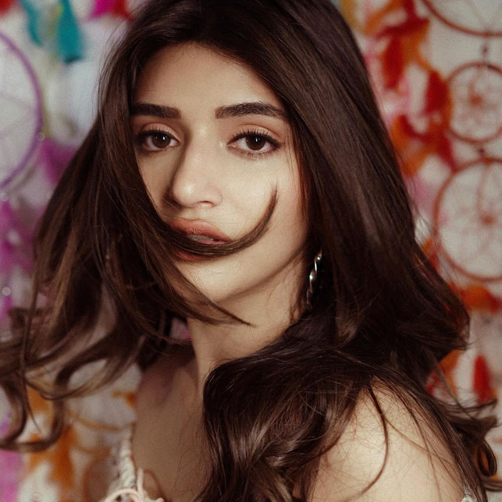 శ్రీలీల కూడా అదే బ్యాచ్. పెళ్లి సందడిలో నటించిన తర్వాత.. ఏడాది వరకు మరో సినిమా ఏదీ రాకపోతే అమ్మడు సింగిల్ సినిమా వండరేమో అనుకున్నారంతా. కానీ ధమాకాతో దుమ్ము దులిపేసారు శ్రీలీల.