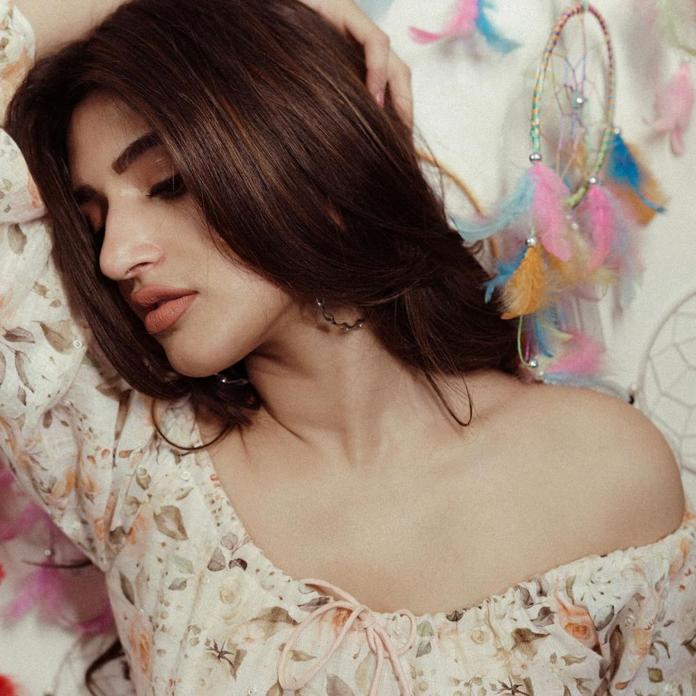 చేతిలో ఉస్తాద్, V12 సినిమాలున్నా.. అవి మొదలయ్యే వరకు ఖాళీనే. ఎలాగూ సినిమాల్లేవు కాబట్టి చదువుపై ఫోకస్ చేసినట్లు తెలుస్తుంది. ఈమె యాక్టర్ మాత్రమే కాదు డాక్టర్ కూడా.