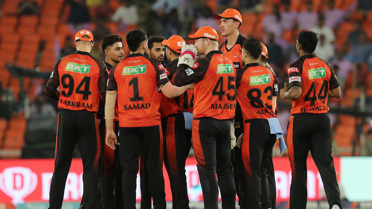 చేజ్ ఏదైనా.. ప్రత్యర్ధి ఎవరైనా.. క్లాసెన్ క్రీజులో ఉన్నంతసేపు ఎస్‌ఆర్‌హెచ్‌కి విజయం ఖాయం అని అంటున్నారు ఫ్యాన్స్. ఎప్పుడూ ఐదో స్థానంలో బ్యాటింగ్‌కు వచ్చే క్లాసెన్‌ను.. అప్పుడప్పుడూ ఆర్డర్‌లో ముందుకు పంపాలని మాజీ క్రికెటర్లు చెబుతున్నారు. 