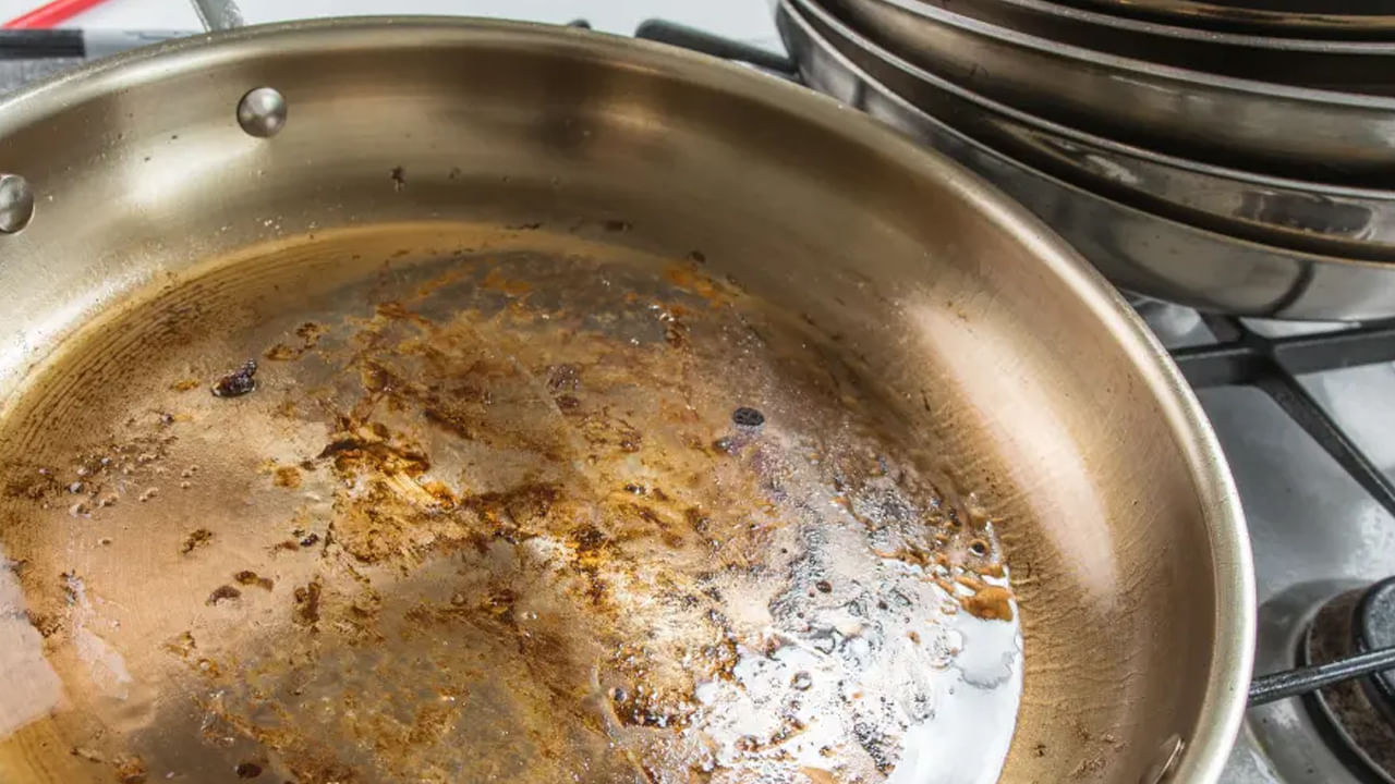 తుప్పు మరకలకు బేకింగ్ సోడానే బెటర్ ఆప్షన్. మీరు చేయాల్సిందల్లా ఓ బకెట్ నీటిలో బేకింగ్ సోడా వేసి.. బాగా కలపండి. ఆ తర్వాత ఆ నీటిలో తుప్పు మరకలు ఉన్న పాత్రలను కొద్దిసేపు నానబెట్టండి. అనంతరం వాటిని క్లీన్ చేస్తే మరకలు పోతాయి.