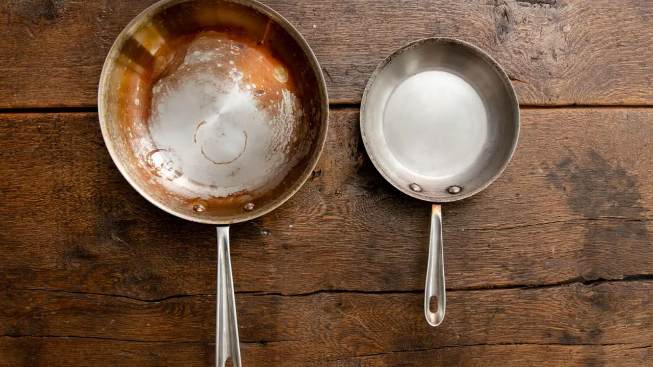 మొండి మరకలను పోగొట్టేందుకు బేకింగ్ సోడా కూడా బాగా ఉపయోగపడుతుంది. మీరు చేయాల్సిందల్లా ఓ గిన్నెలో కాసింత నీరు పోసి.. దానిలో బేకింగ్ సోడా వేసి.. వాటిని వేడి చేయాలి. ఆ తర్వాత ఆ నీరు చల్లారేక.. మొండి మరకలు ఉన్న చోట వేసి క్లీన్ చేస్తే చాలు..