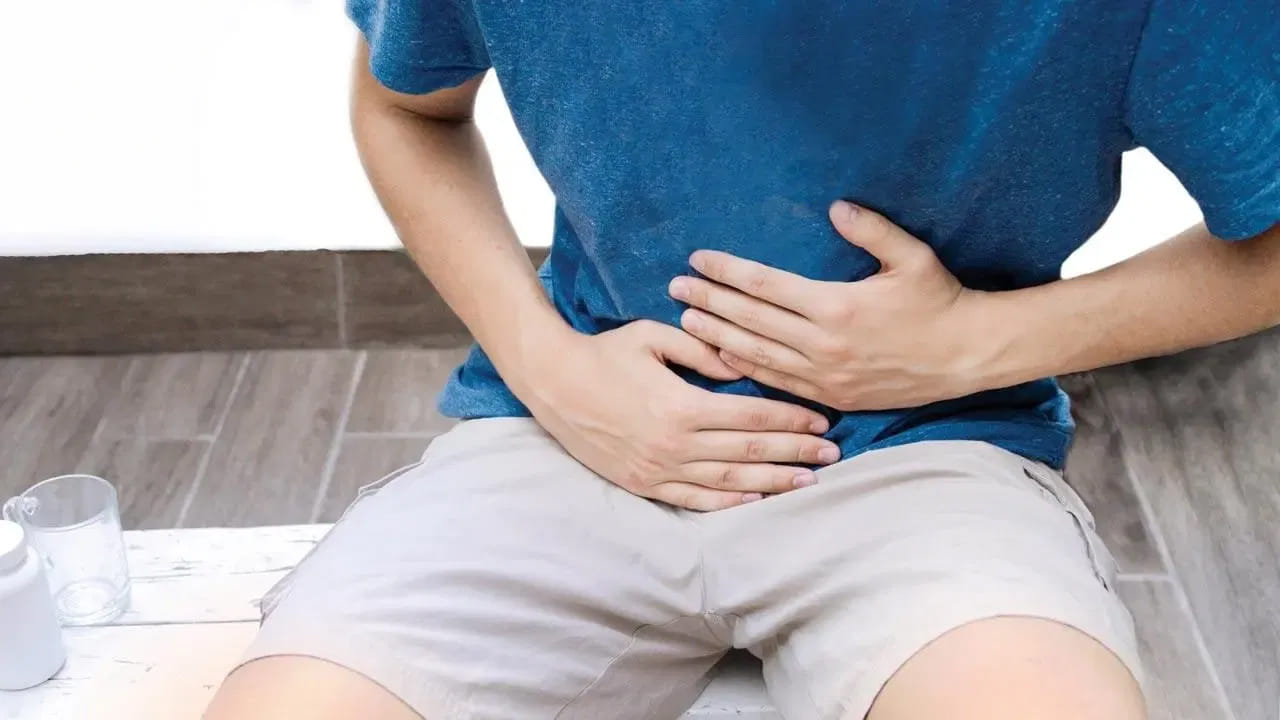 మీరూ చాలా కాలంగా గ్యాస్ సమస్యలతో బాధపడుతున్నారా? రోజూ యాంటాసిడ్‌ సప్లిమెంటరీ తీసుకున్నా ఫలితం ఉండట్లేదా.. అయితే అది గ్యాస్ట్రోఎంటెరిటిస్. గ్యాస్ట్రోఎంటెరిటిస్‌కి మరోపేరు కూడ ఉంది. అదే స్టమక్‌ ఫ్లూ. ఇది కడుపులోని ప్రేగులలో సంభవించే ఒకరకమైన వైరల్ ఇన్ఫెక్షన్. 