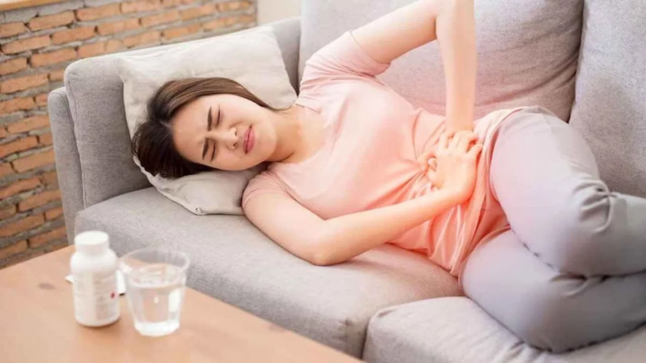 సాధారణంగా ఈ ఫ్లూ 1 నుంచి 3 రోజులు మాత్రమే ఉంటుంది. కానీ సరైన సమయంలో చికిత్స చేయకపోతే, ఎక్కువ రోజులు దాని ప్రభావం ఉంటుంది. ఈ వ్యాధి కారణంగా శరీరం చాలా బలహీనంగా మారుతుంది. కోలుకున్న తర్వాత కూడా ప్రేగులు సరిగ్గా పనిచేయడానికి 1-2 వారాలు పడుతుంది. అందుకే మిమ్మల్ని మీరు ఆరోగ్యంగా ఉంచుకోవడానికి ఈ ఫ్లూ లక్షణాలను తప్పకుండా తెలుసుకోవాలి.