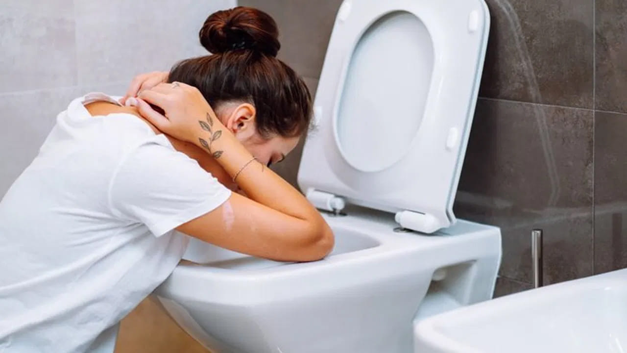 NIH ప్రకారం.. అనేక వైరస్లు కడుపు ఫ్లూకి కారణమవుతాయని పేర్కొంది. వీటిలో ప్రధానంగా నోరోవైరస్, రోటవైరస్, అడెనోవైరస్, ఆస్ట్రోవైరస్ ఉన్నాయి. ఇవి సాధారణంగా ఆహారం కుళ్ళిపోవడం లేదా అపరిశుభ్ర ఆహారం ద్వారా శరీరంలోకి ప్రవేశిస్తాయట. కడుపు ఫ్లూ (స్టమక్‌ ఫ్లూ) లక్షణాలు వైరస్ ఆధారంగా వివిధ రకాలుగా ఉంటుంది.