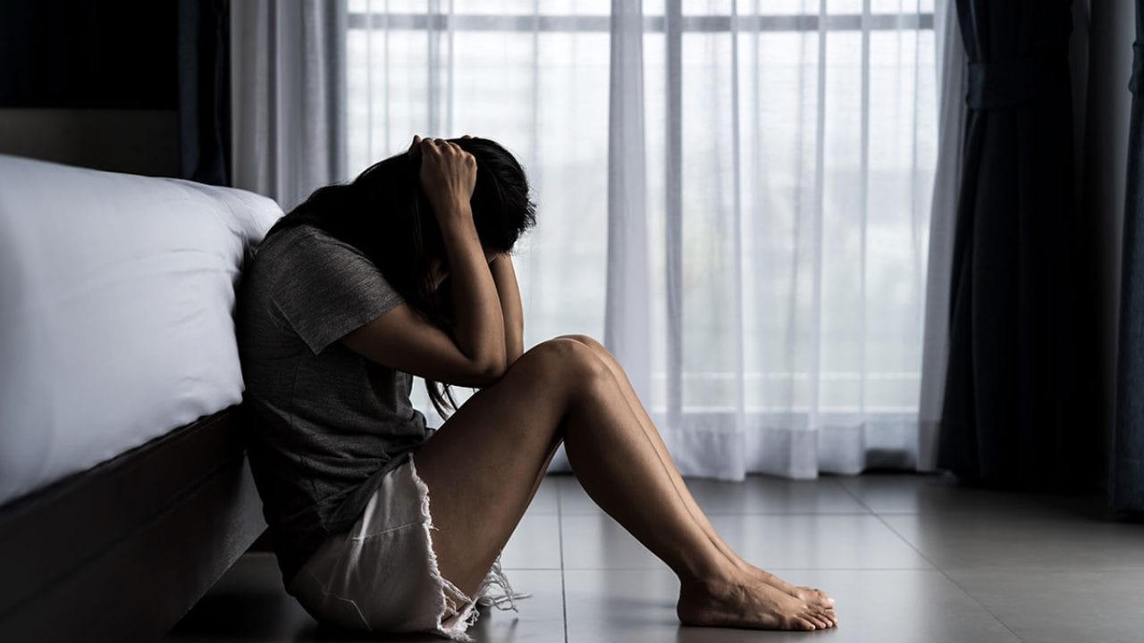 ఒత్తిడి అనేది ప్రతీ ఒక్కరిలో ఉండే ప్రాబ్లమే. చిన్న విషయాలకు కూడా ఎక్కువగా ఆలోచించడం మానేస్తే.. ఒత్తిడికి లోనవ్వకుండా ఉండొచ్చు. శరీరంలో అడ్రినాలిన్, కార్టిసోల్ అనే హార్మోన్లు విడుదల కావడం వల్ల ఒత్తిడి అనేది వస్తుంది. 
