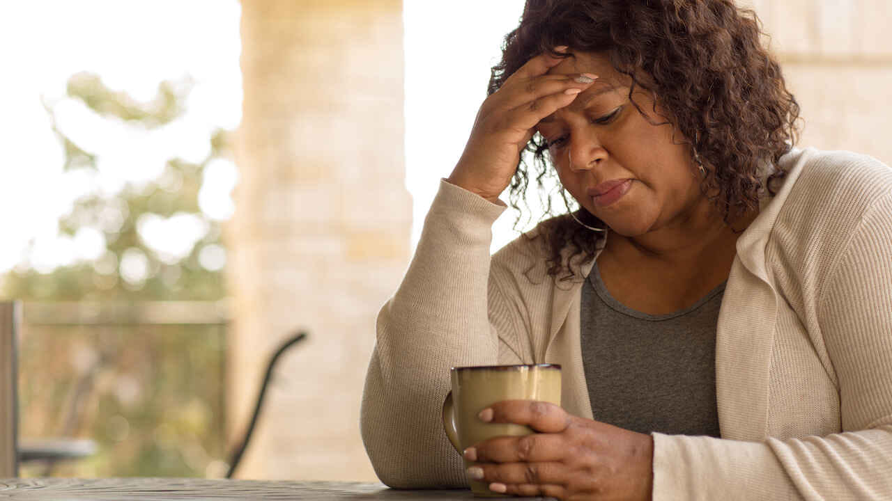 అలాగే నిద్ర కారణంగా, సరైన ఆహారం తీసుకోక పోవడం వల్ల కూడా ఒత్తిడి అనేది వస్తుంది.  మీరు ఒత్తిడిని జయించాలంటే.. మీ లైఫ్ స్టైల్‌లో మార్పులు చేసుకోవాలి. మీ ఫ్రెండ్స్ అండ్ బంధువులతో కలిసేందుకు ట్రై చేయండి. ఆరోగ్యకరమైన ఆహారం తీసుకోవాలి.
