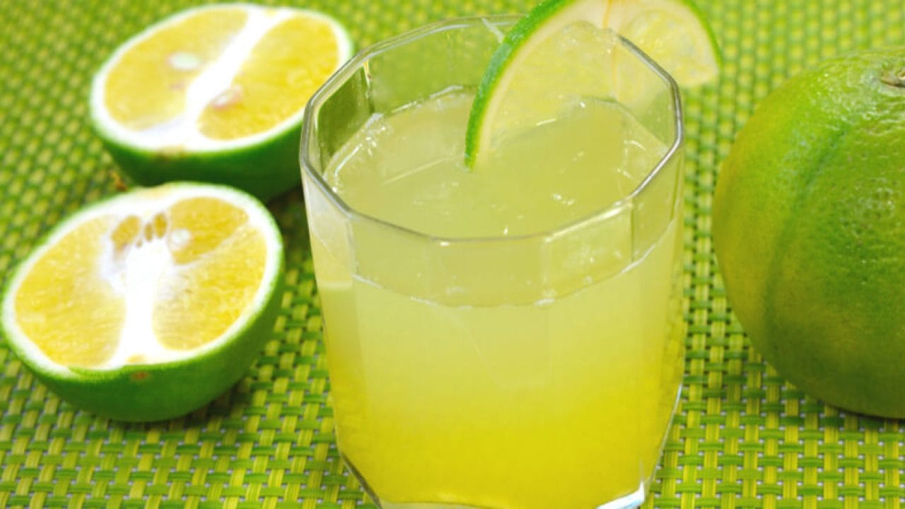 మనం తినే పండ్లలో బత్తాయి పండ్లు కూడా ఒకటి. ఇవి ఎక్కువగా సమ్మర్‌లో లభ్యమవుతాయి. ఇప్పుడు అన్ని కాలాల్లో కూడా కనిపిస్తున్నాయి. చాలా మంది వీటిని ఇష్ట పడి తింటారు. ఈ బత్తాయ పండ్లో ఎక్కువగా సి విటమిన్ లభిస్తుంది. ప్రస్తుతం సమ్మర్‌ కూడా వచ్చేస్తుంది.
