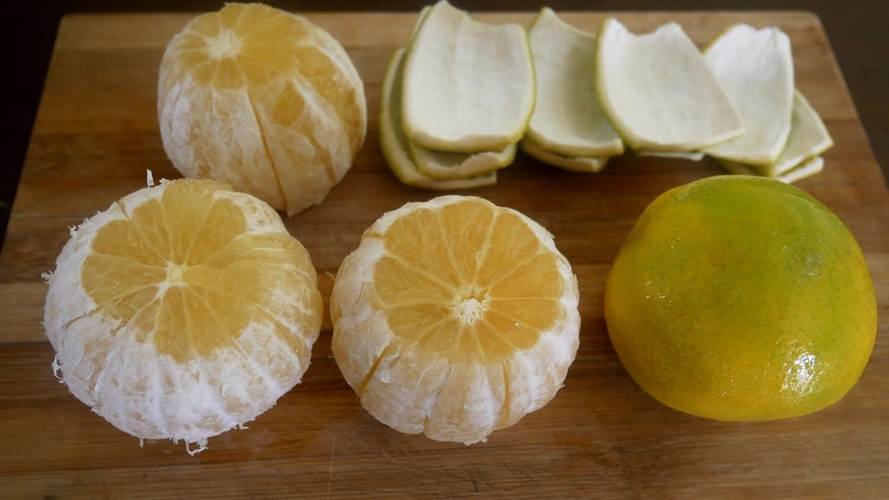 వేసవి కాలంలో ఉక్కపోతకు చాలా మంది అసలట, నీరసానికి గురి అవుతూ ఉంటారు. శరీరంలో రోగ నిరోధక శక్తి, నీటి శాతం కూడా తగ్గిపోతుంది. అలాంటి సమయంలో బత్తాయి పండ్లు తిన్నా, జ్యూస్ తాగినా చాలా మంచిదని ఆరోగ్య నిపుణులు చెబుతున్నారు.
