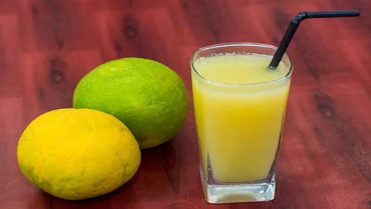 బత్తాయి పండ్లు తినడం వల్ల.. శరీరంలో క్యాన్సర్ కణాలు పెరగకుండా అడ్డుకుటుంది. ఇందులో యాంటీ ఆక్సిడెంట్లు కూడా ఎక్కువగా ఉంటాయి కాబట్టి.. స్కిన్ సమస్యలు, అలెర్జీలు రాకుండా చూస్తుంది. షుగర్ వ్యాధి ఉన్నవారు.. ఎలాంటి డౌట్ లేకుండా బత్తాయి పండ్లను తినవచ్చు.
