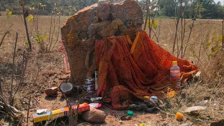 Telangana: అందరూ గుడిలోకి వెళ్తే.. వీళ్లు గుడియనక్కి వెళ్లారు.. సీన్ కట్ చేస్తే.! Telangana: అందరూ గుడిలోకి వెళ్తే.. వీళ్లు గుడియనక్కి వెళ్లారు.. సీన్ కట్ చేస్తే.!