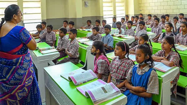 Telangana: విద్యార్థులకు గుడ్ న్యూస్.. ఒంటి పూట బడులకు డేట్ ఫిక్స్..