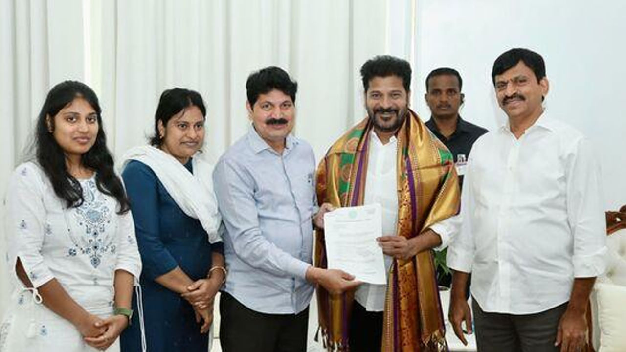 Telangana: కుటుంబ సమేతంగా సీఎం రేవంత్‌ను కలిసిన BRS MLA