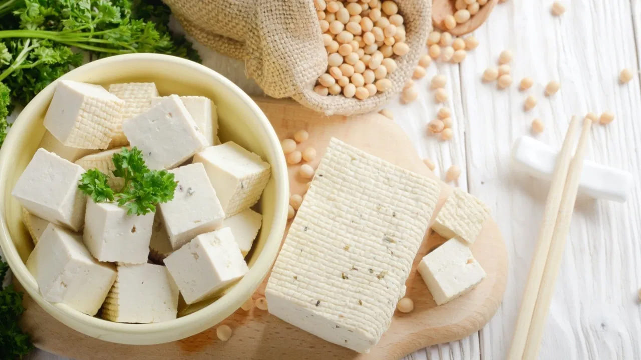 జున్నును ఆవు లేదా గేదె పాలతో తయారు చేస్తారు. సోయా మిల్క్ టోఫు తయారు చేయడానికి ఉపయోగిస్తారు. రెండూ ఆరోగ్యానికి మంచివే. కానీ పోషకాల విషయానికొస్తే ఏది బెస్ట్ అనే విషయం మాత్రం చాలా మందికి తెలియదు.