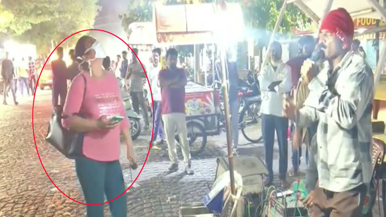 Vijayawada: రోడ్డు పక్కన దివ్యాంగుడితో గాత్రం కలిపిన టాలీవుడ్ ఫేమస్ సింగర్.. గుర్తుపట్టారా..?