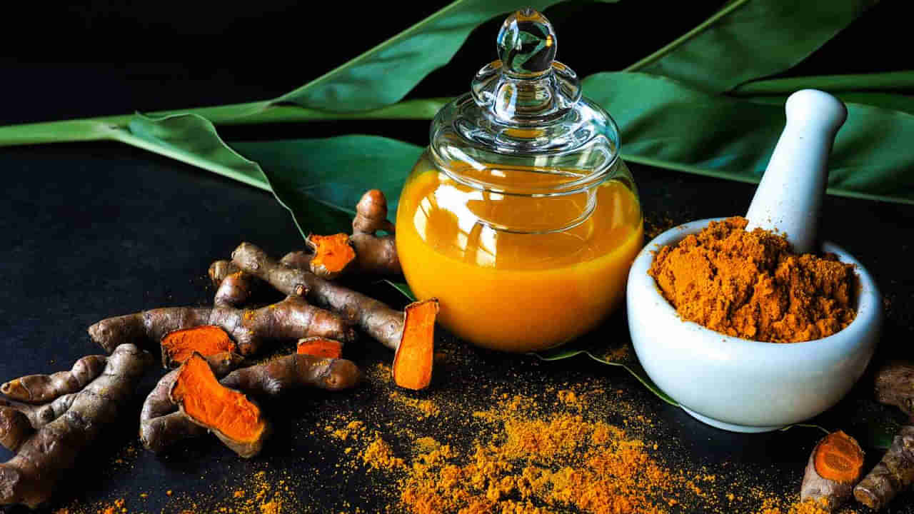 Turmeric Water: పరగడుపునే పసుపు నీళ్లు తాగితే శరీరంలో ఏం జరుగుతుందో తెలుసా..? ముఖ్యంగా ఆడవాళ్లకు..