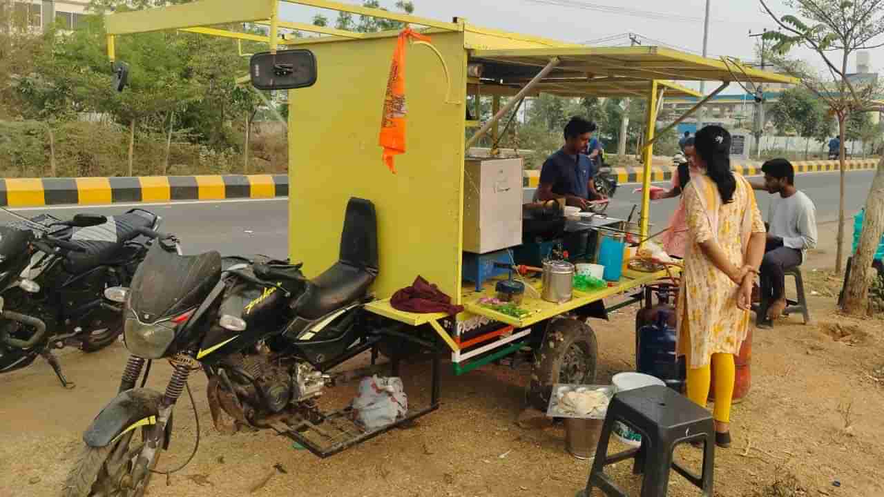 బైక్పై టిఫిన్ సెంటర్.. టేస్ట్ అదుర్స్ అంటున్న స్థానికులు..