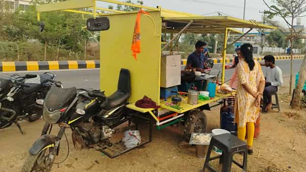 బైక్పై టిఫిన్ సెంటర్.. టేస్ట్ అదుర్స్ అంటున్న స్థానికులు..