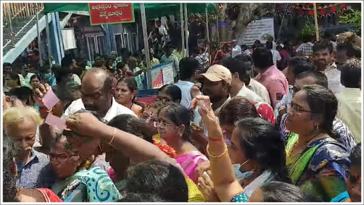 వాడపల్లికి పోటెత్తిన భక్తులు.. భక్తులతో కిట కిటలాడిన కోనసీమ తిరుమల వాడపల్లి వాడపల్లికి పోటెత్తిన భక్తులు.. భక్తులతో కిట కిటలాడిన కోనసీమ తిరుమల వాడపల్లి
