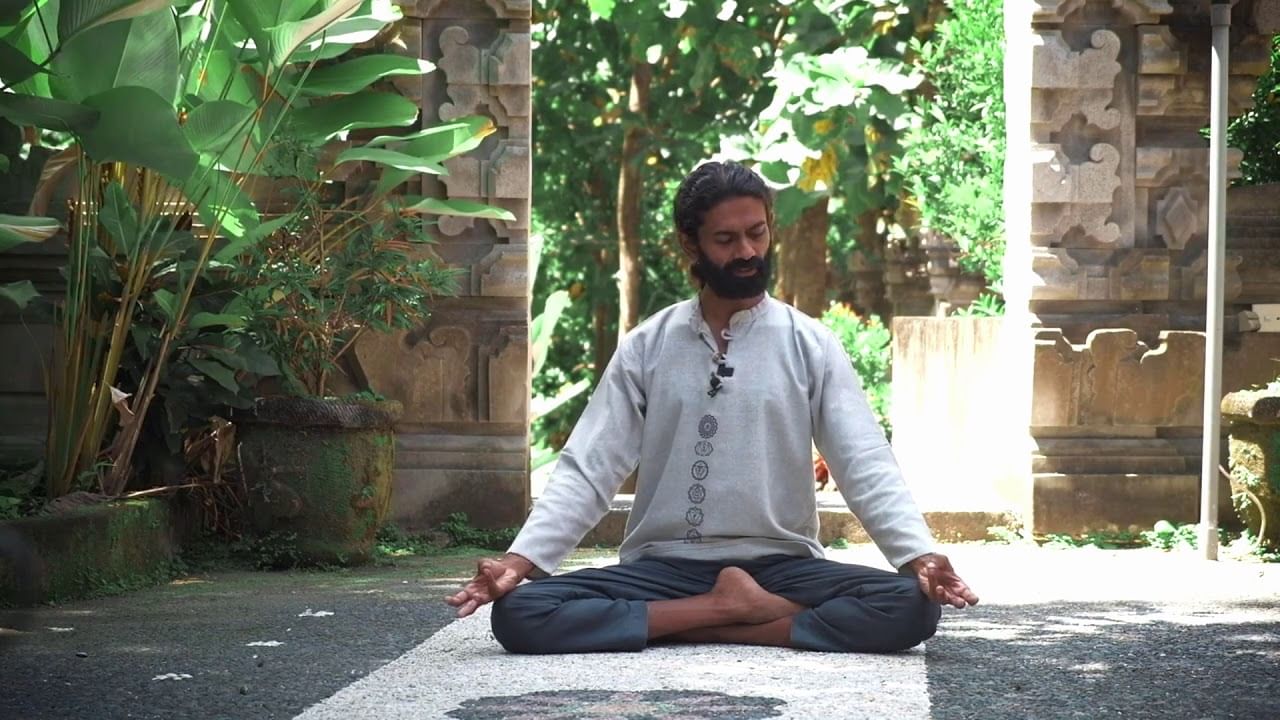 ఈ ముద్రలను పద్మాసనంలోనే వేయాల్సి ఉంటుంది. వీటిల్లో ప్రధానంగా చెప్పుకోదగినది.. వరుణ ముద్ర. ఈ ముద్రను ప్రతి రోజూ ఓ ఐదు నిమిషాలు వేయడం వల్ల.. అనేక అనారోగ్య సమస్యలు రాకుండా ఆపవచ్చు.
